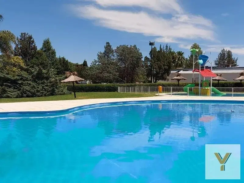 Casa en venta - 5 Dormitorios 3 Baños - Cochera - 423Mts2 - Pilar 8