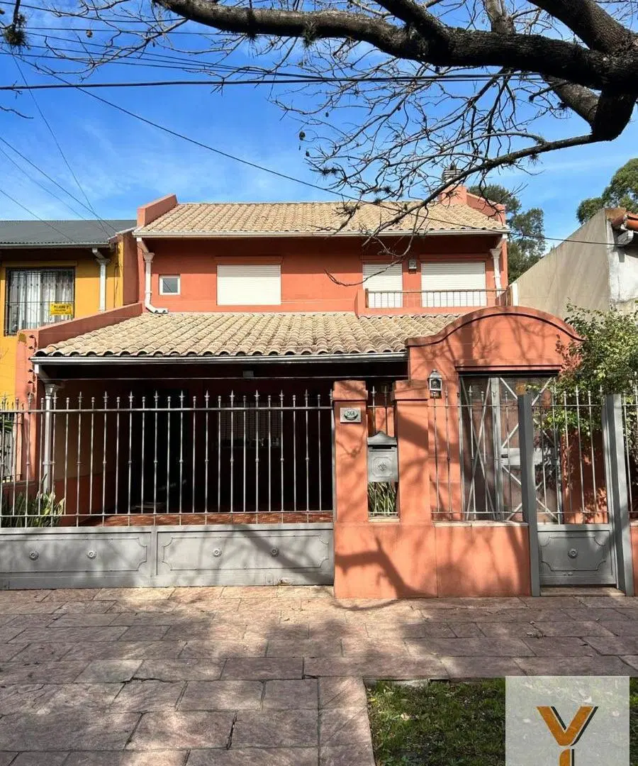 Casa en venta - 4 Dormitorios 3 Baños - Castelar 2