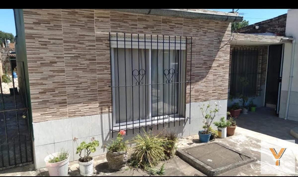 Foto de Casa en venta - 3 Dormitorios 1 Baño 1 Cochera - 312Mts2 - Pontevedra, imagen 2