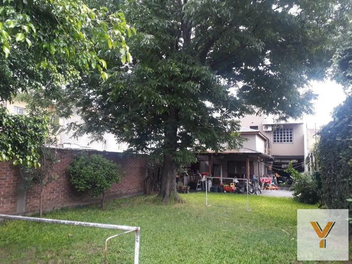 Casa en venta - 3 Dormitorios 2 Baños - 360mts2 - Quilmes 8