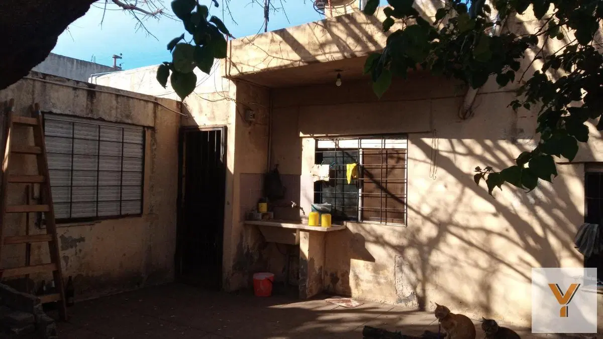 Casa en venta - 3 dormitorios 1 baño - 110mts2 - Parque San Martin 2