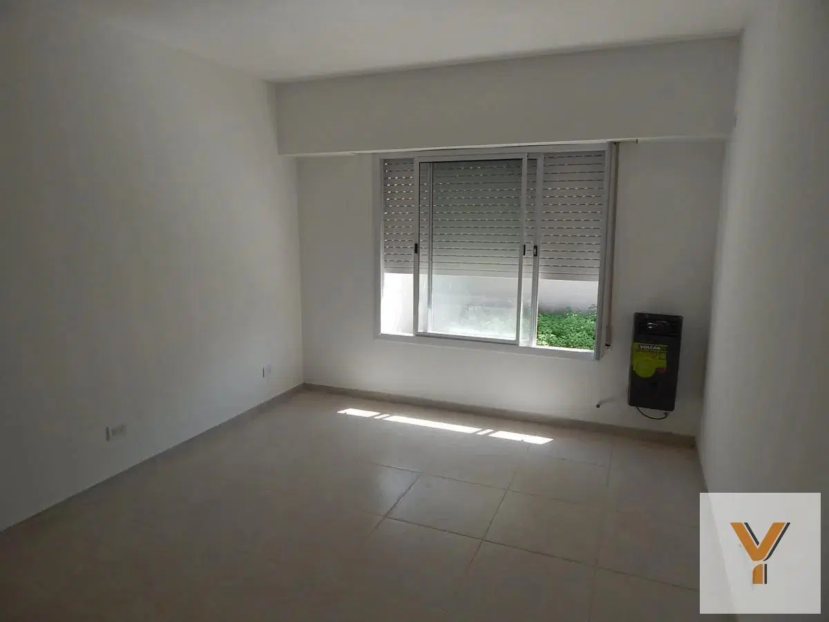 Casa en venta - 2 Dormitorios 1 Baño - 80mts2 - Chivilcoy 3