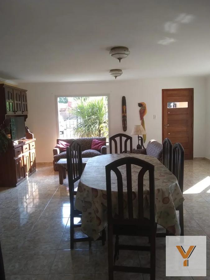 Foto de Casa en venta - 4 dormitorios 2 baños - Cochera - 180mts2 - Mar Chiquita, imagen 2