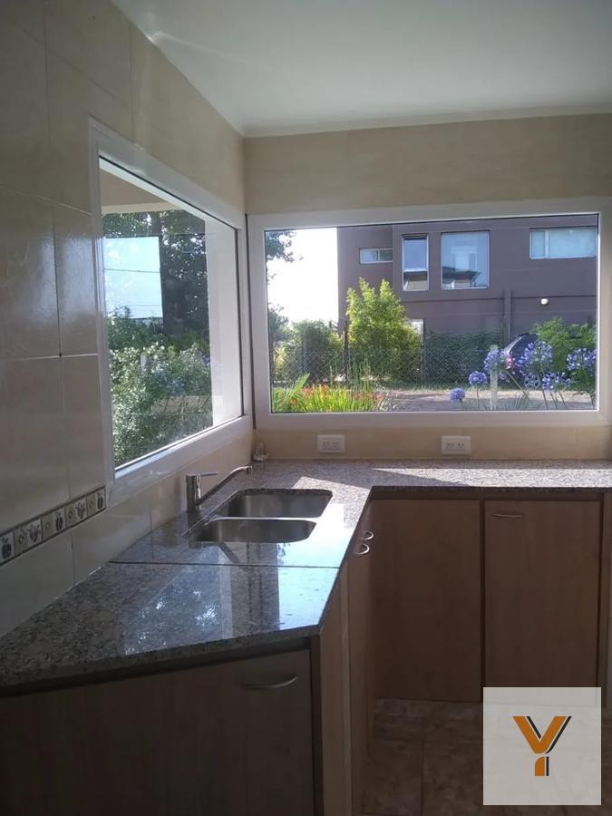 Foto de Casa en venta - 4 dormitorios 2 baños - Cochera - 180mts2 - Mar Chiquita, imagen 5