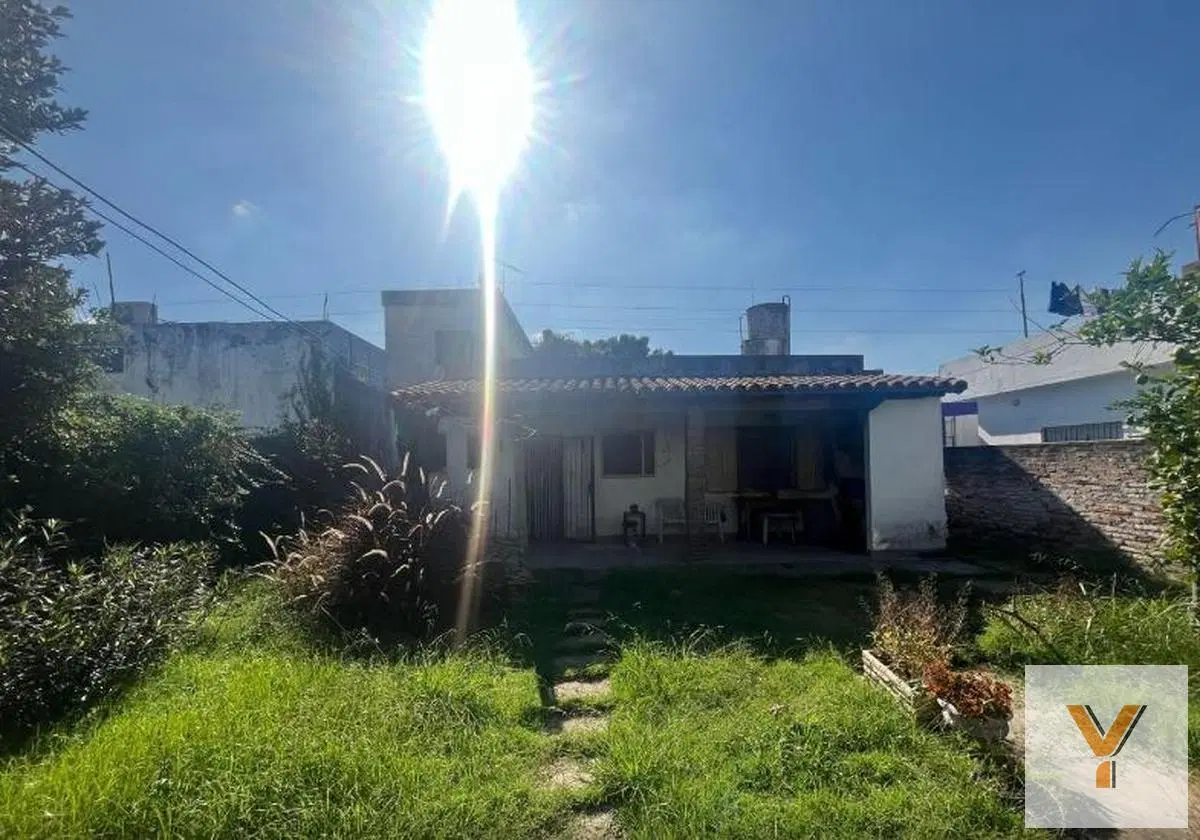 Casa en venta - 3 Dormitorios 1 Baño - 327mts2 - Grand Bourg 2