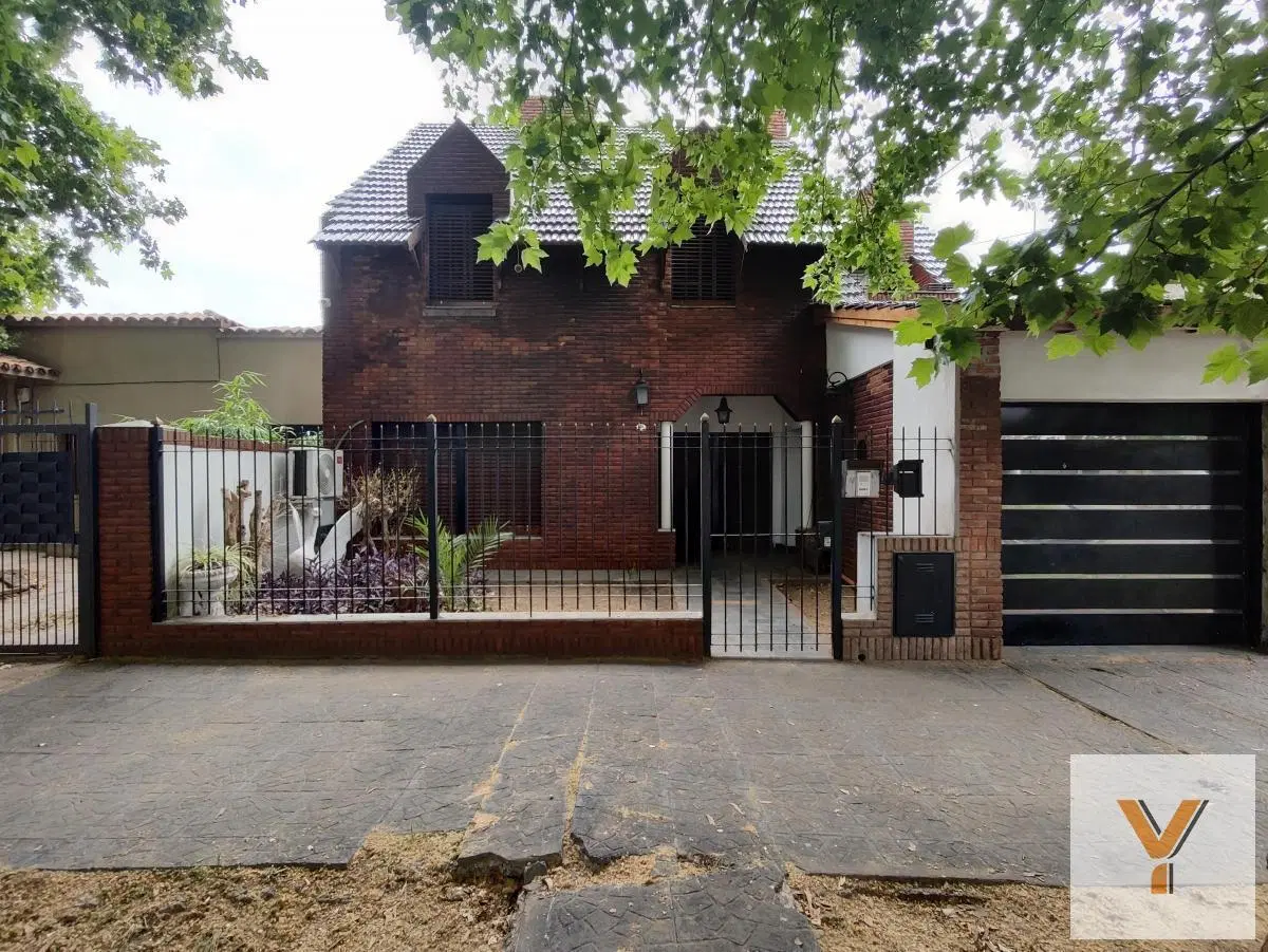Casa en venta - 4 Dormitorios 4 Baños - Morón 2