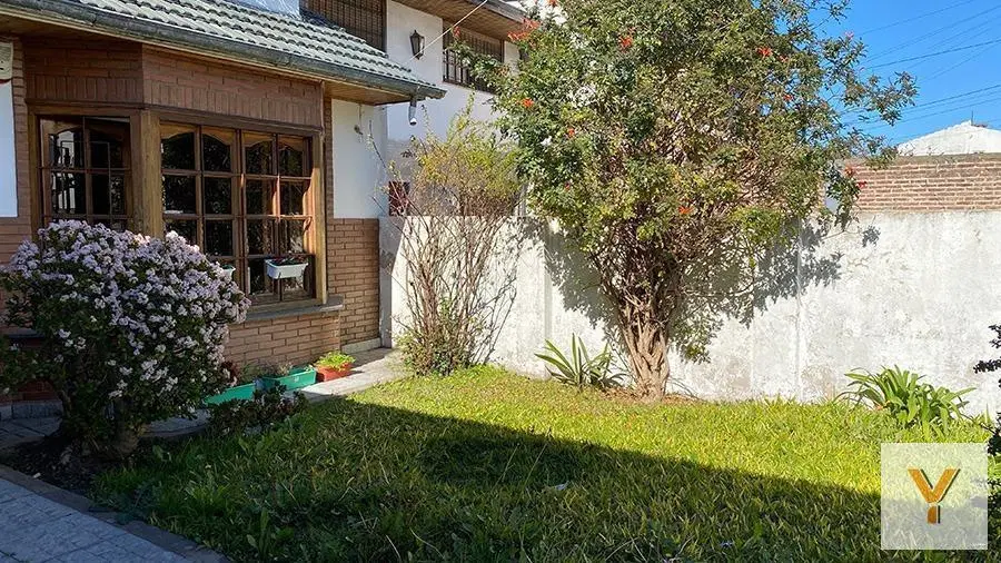 Casa en venta - 2 dormitorios 2 baños - 223mts2 - Bernal Oeste 5