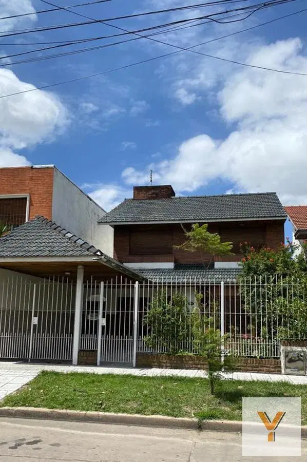 Casa en venta - 2 dormitorios 2 baños - 223mts2 - Bernal Oeste 1