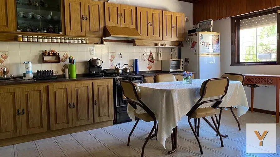 Casa en venta - 2 dormitorios 2 baños - 223mts2 - Bernal Oeste 2