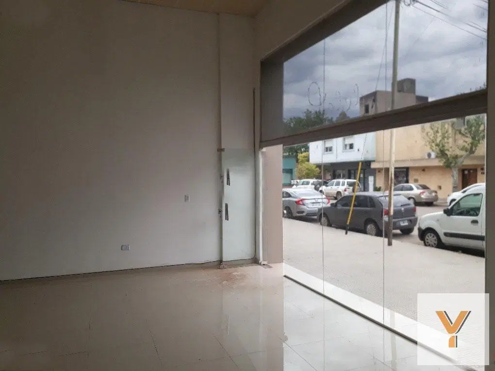 Local en venta - salon principal y baño - 100 mts2 - Bragado 3