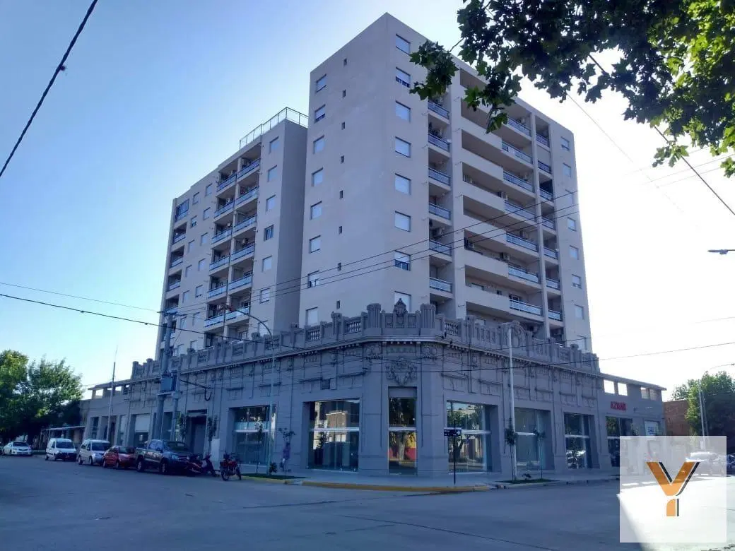 Local en venta - salon principal y baño - 100 mts2 - Bragado 1