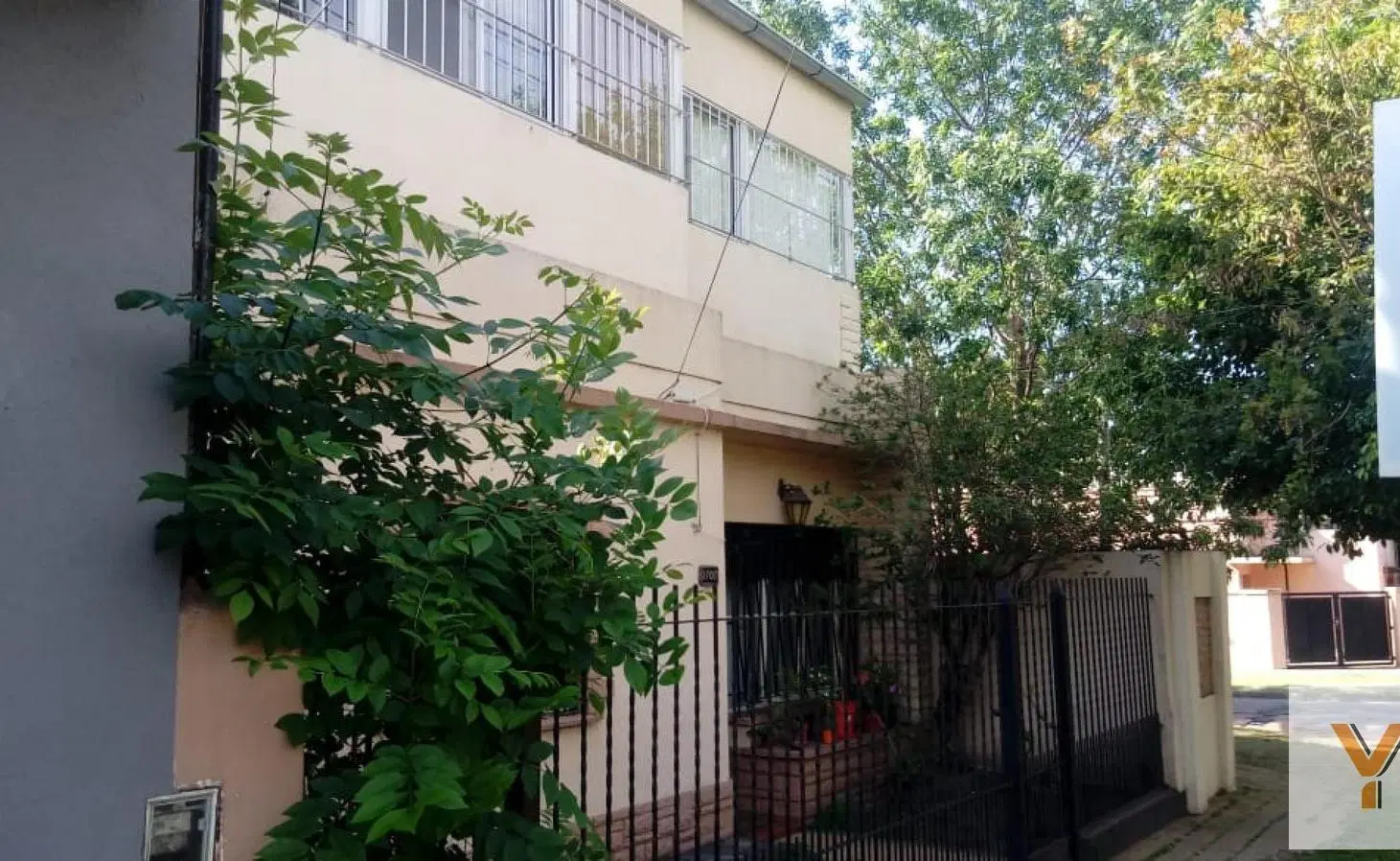 Casa en venta - 3 Dormitorios 2 Baños - Cochera - 180Mts2 - Hurlingham 2