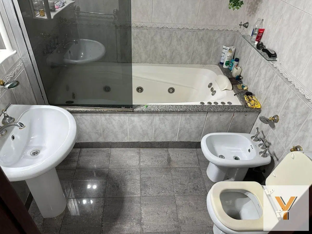 Casa en venta - 3 Dormitorios 4 Baños - Cochera - 283Mts2 - Lanús Oeste 8