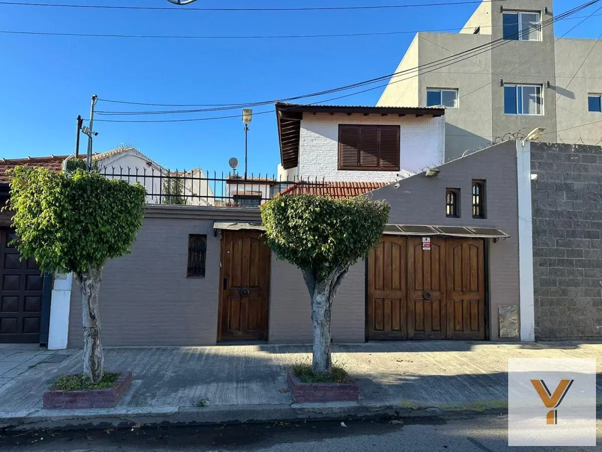 Casa en venta - 3 Dormitorios 4 Baños - Cochera - 283Mts2 - Lanús Oeste 2