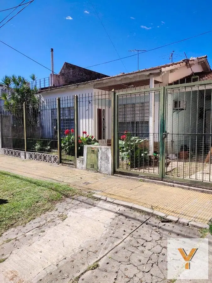 Casa en venta - 2 dormitorios 1 baño - patio - cochera - 280mts2 - Castelar 4