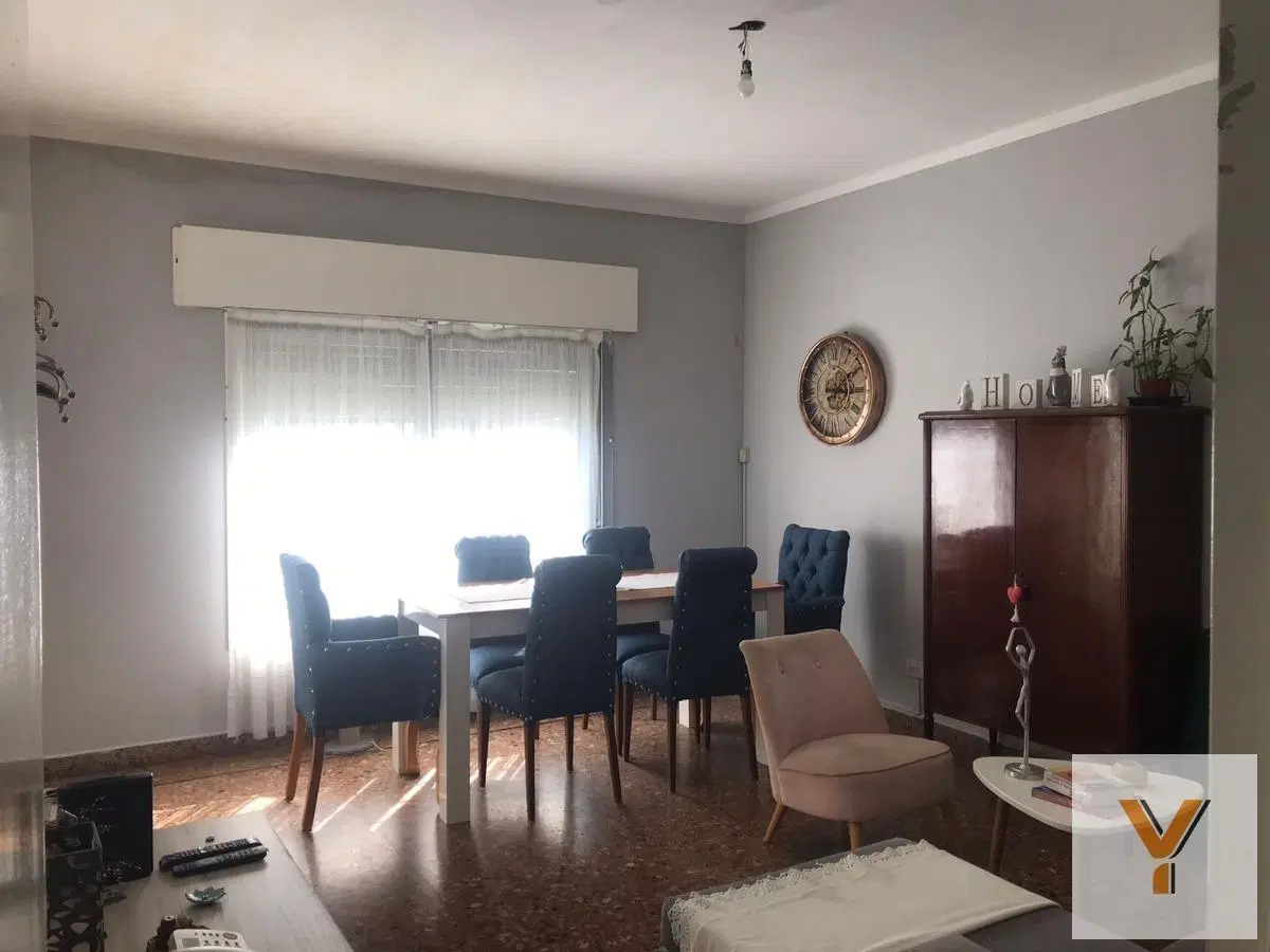 Casa en venta - 2 dormitorios 1 baño - patio - cochera - 280mts2 - Castelar 2