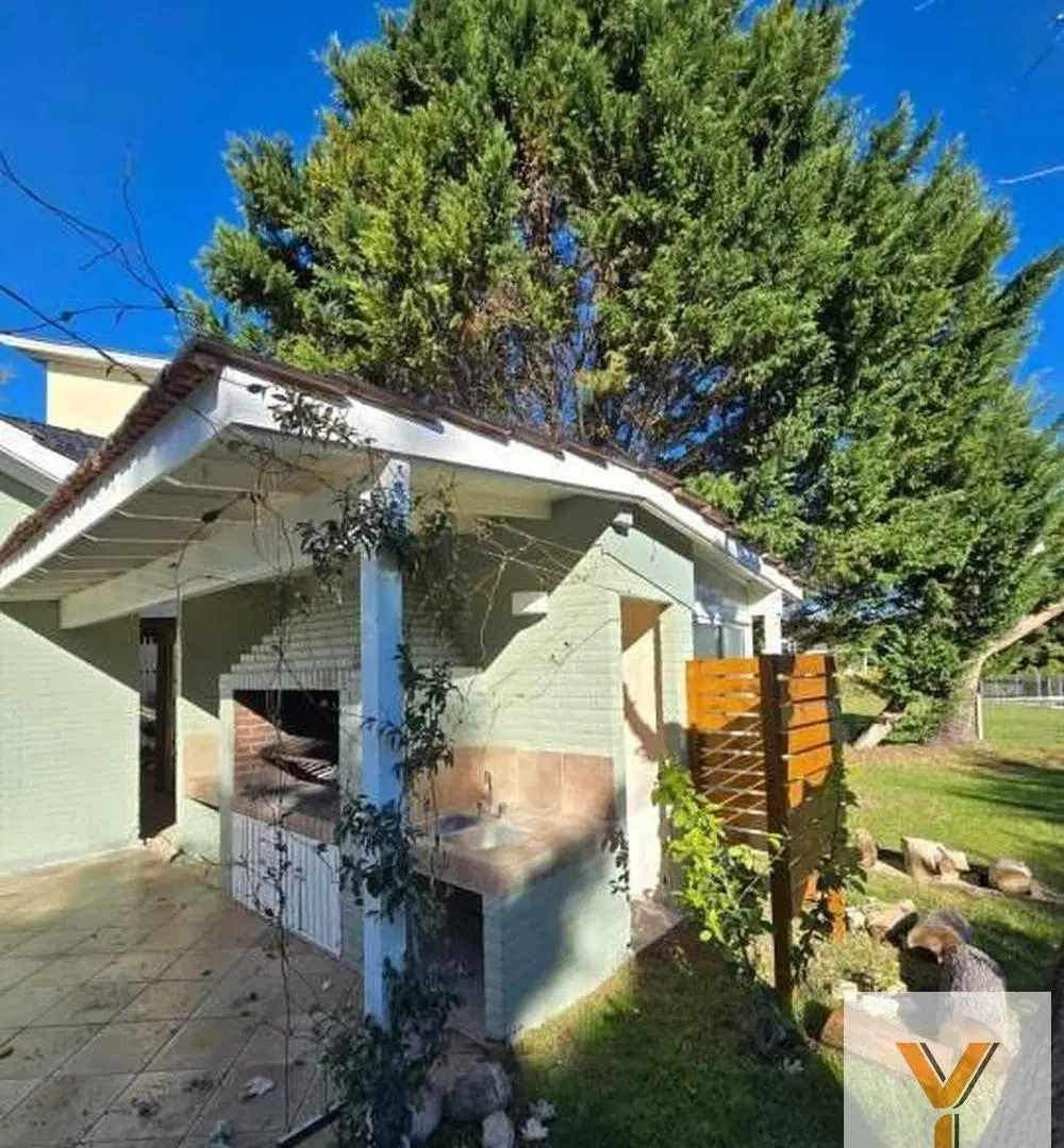 Casa en venta - 4 Dormitorios 3 Baños - 1193mts2 - Carilo 2