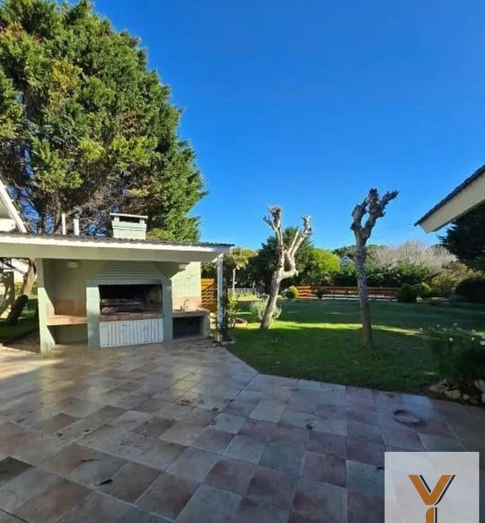 Casa en venta - 4 Dormitorios 3 Baños - 1193mts2 - Carilo 8