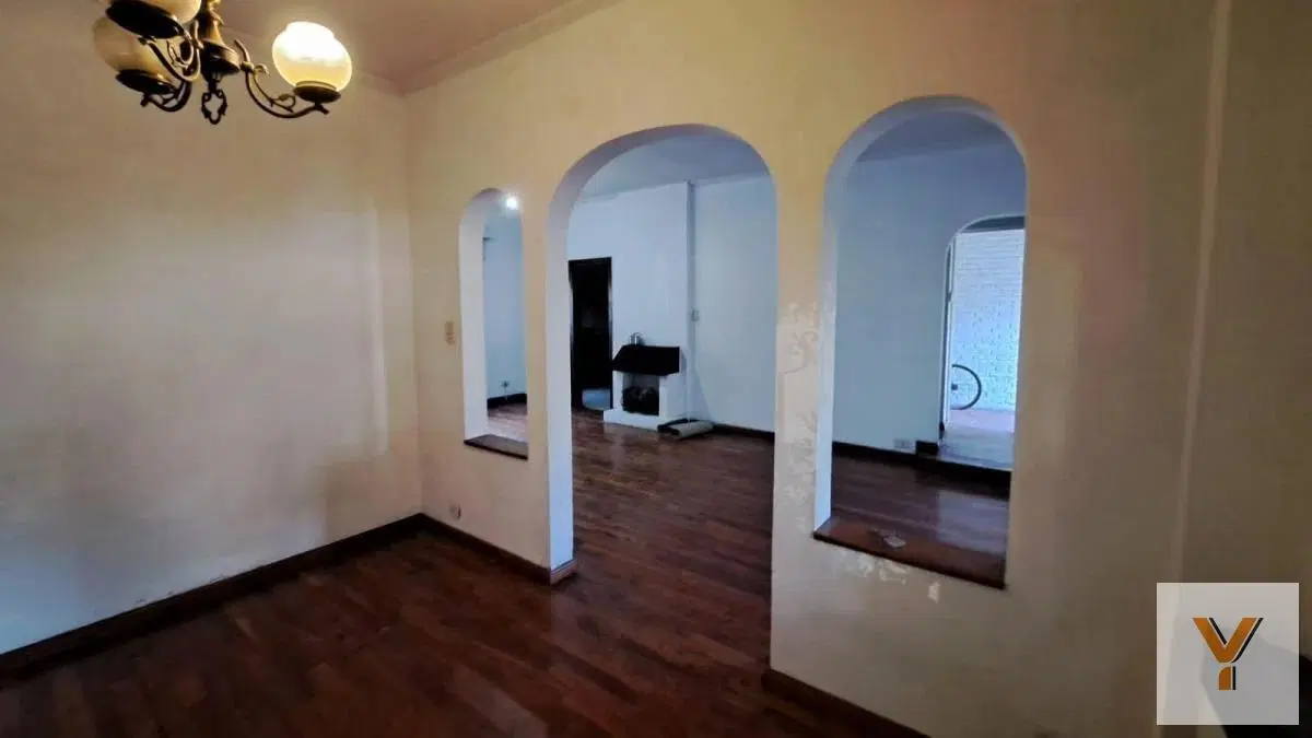 Casa en venta - 4 Dormitorios 2 Baños - Cochera - 165Mts2 - Morón 4