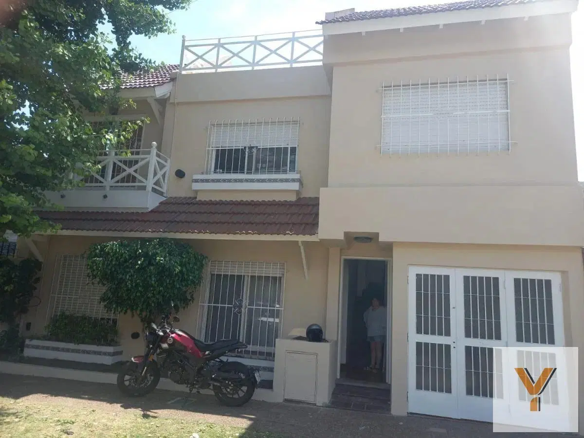 Casa en venta - 4 Dormitorios 2 Baños - Cochera - 165Mts2 - Morón 5