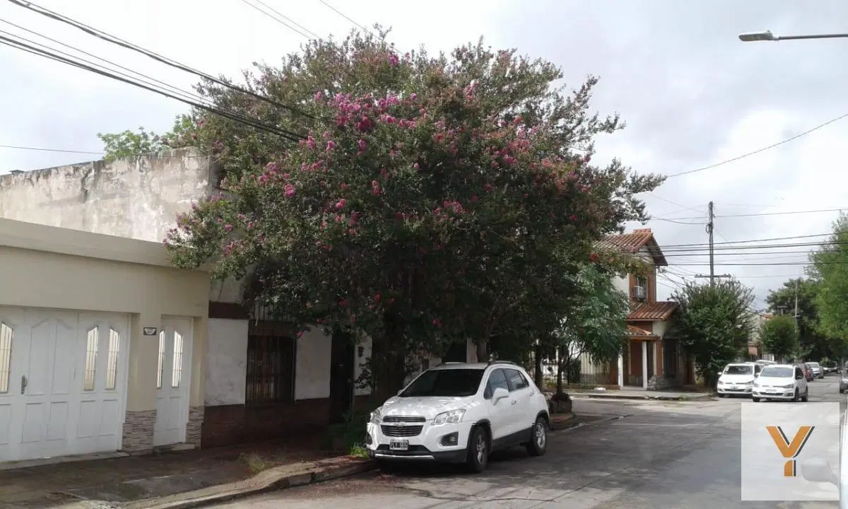 Casa en venta - 3 Dormitorios 2 Baños - Cochera - 268Mts2 - Castelar, Morón 2