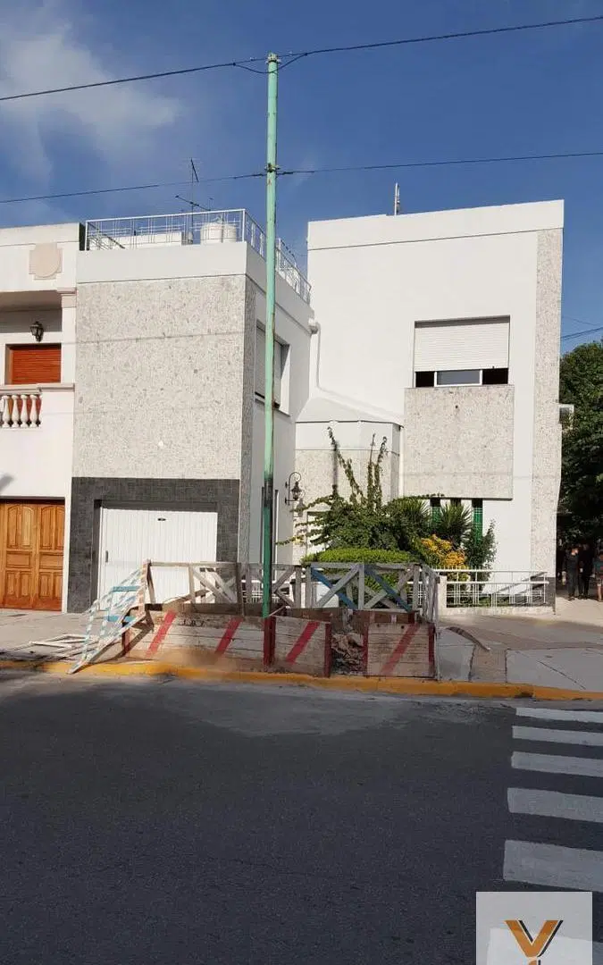 Casa en venta - 2 Dormitorios 2 Baños - 200Mts2 - Liniers 3