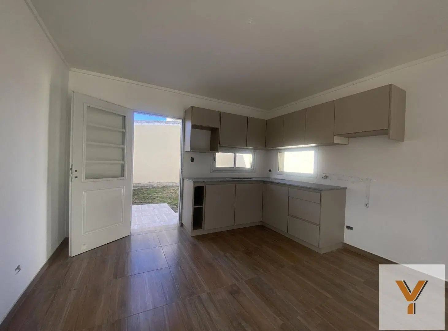 CASA PH a estrenar en Venta - 2 Dormitorios, jardin y cochera - 128 m2 totales - semicentro Tandil 3