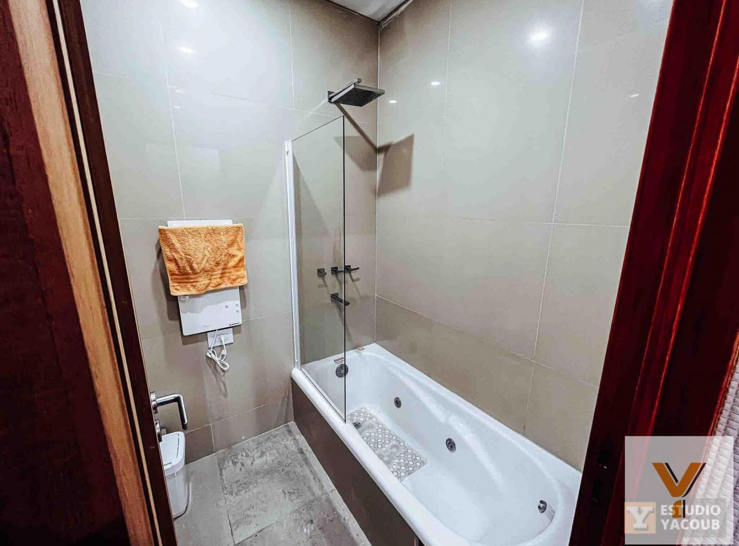 Foto de Casa en venta - 3 Dormitorios 3 Baños - Cochera - 1.217,78Mts2 - La, imagen 2