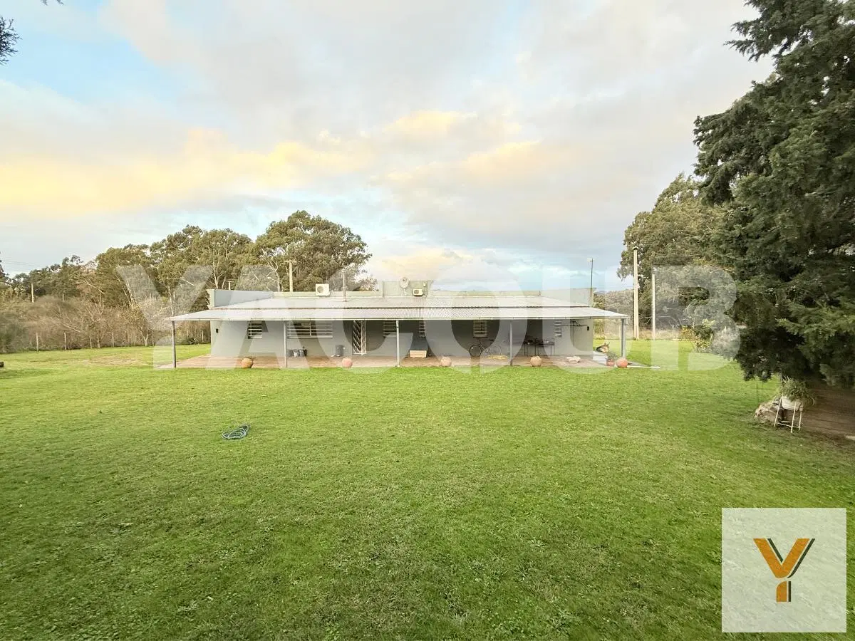 Casa de 145 m2 cub. - 4 Dormitorios, 10 años - galería, 4 Cocheras - 1.875Mts2 - Villa Elena, Tandil 2