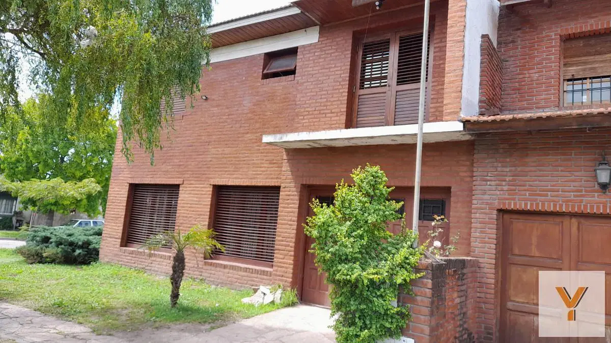 Casa en venta - 4 dormitorios 3 baños - galeria con parrilla - 200mts2 - Mar Del Plata 4