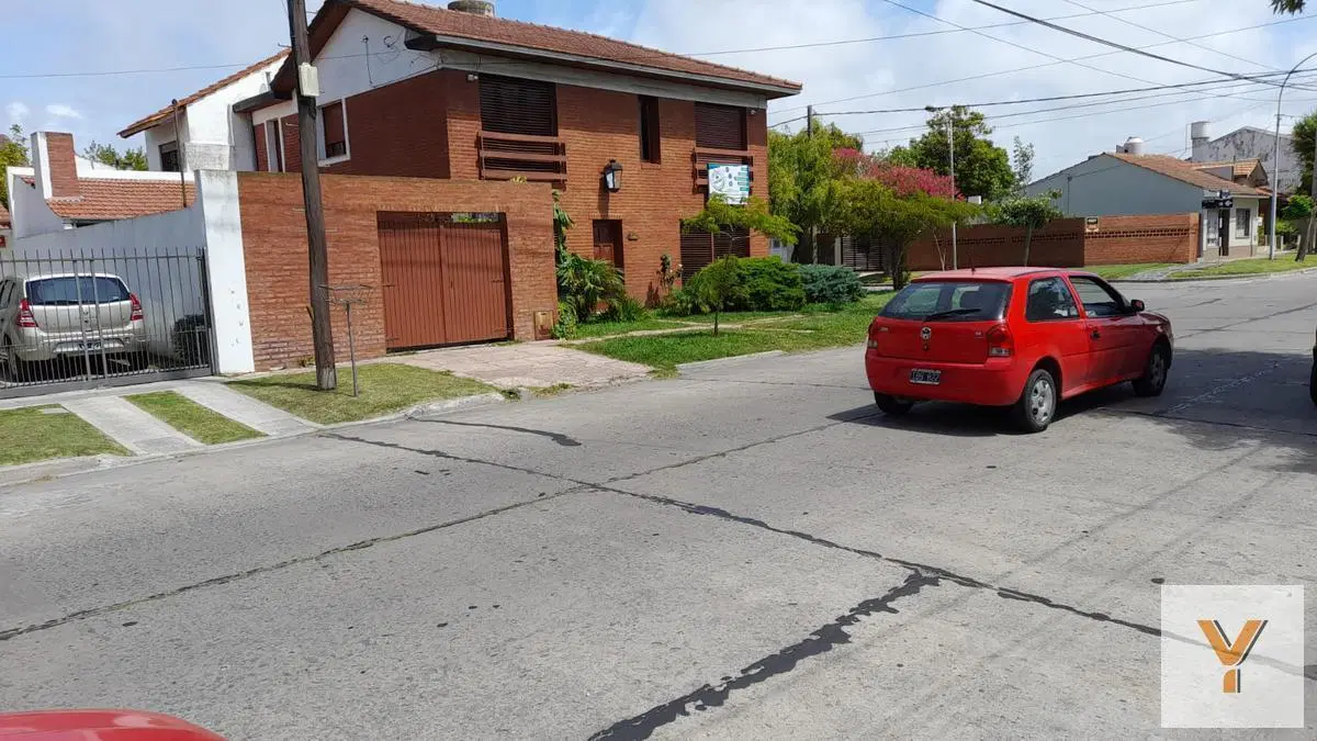 Casa en venta - 4 dormitorios 3 baños - galeria con parrilla - 200mts2 - Mar Del Plata 1