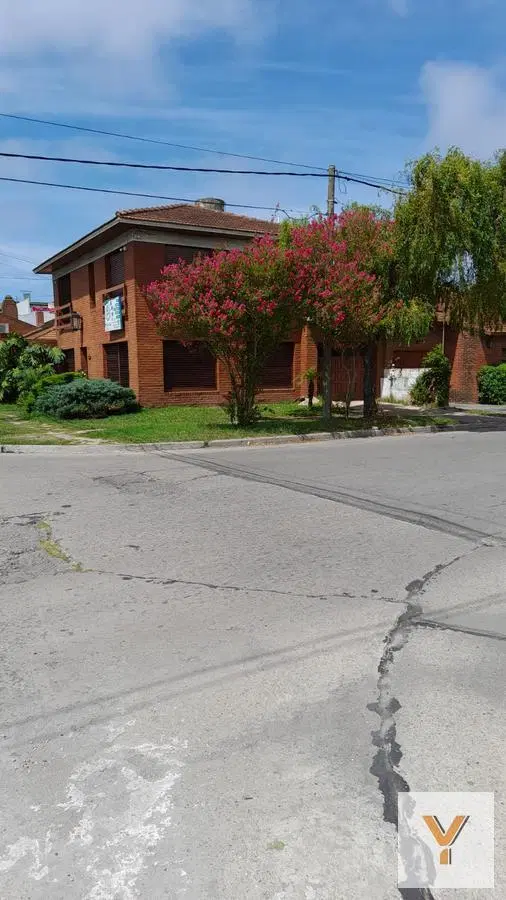 Casa en venta - 4 dormitorios 3 baños - galeria con parrilla - 200mts2 - Mar Del Plata 5