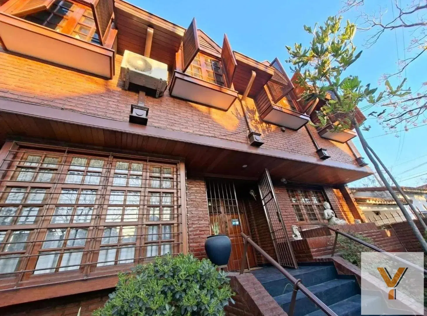 Casa en Venta - 3 Dormitorios 3 Baños - 322mts - Quilmes 4