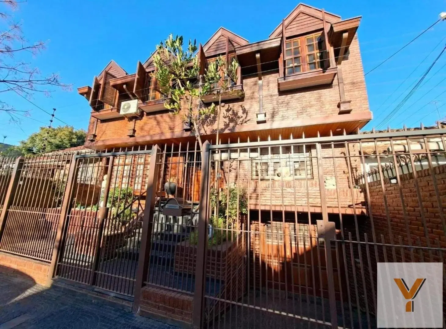 Casa en Venta - 3 Dormitorios 3 Baños - 322mts - Quilmes 1