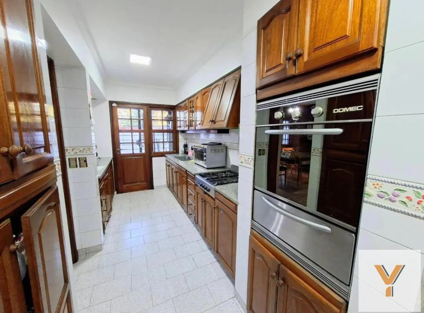 Casa en Venta - 3 Dormitorios 3 Baños - 322mts - Quilmes 2