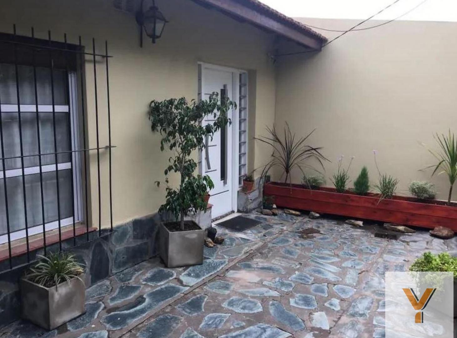 Foto de Casa en venta - 2 dormitorios 1 baño - Cochera - 220 mts2 - Coronel, imagen 3