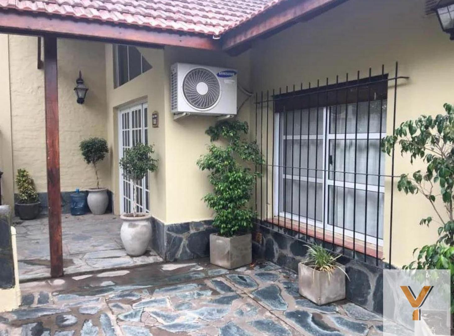 Foto de Casa en venta - 2 dormitorios 1 baño - Cochera - 220 mts2 - Coronel, imagen 1