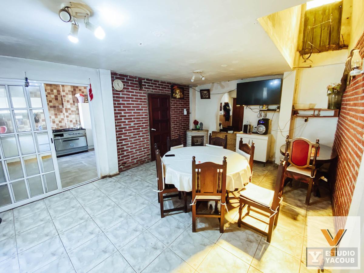 Foto de Casa en venta - 2 dormitorios 1 baño - Cochera - 107mts2 - Barrio Norte, La Plata, imagen 1