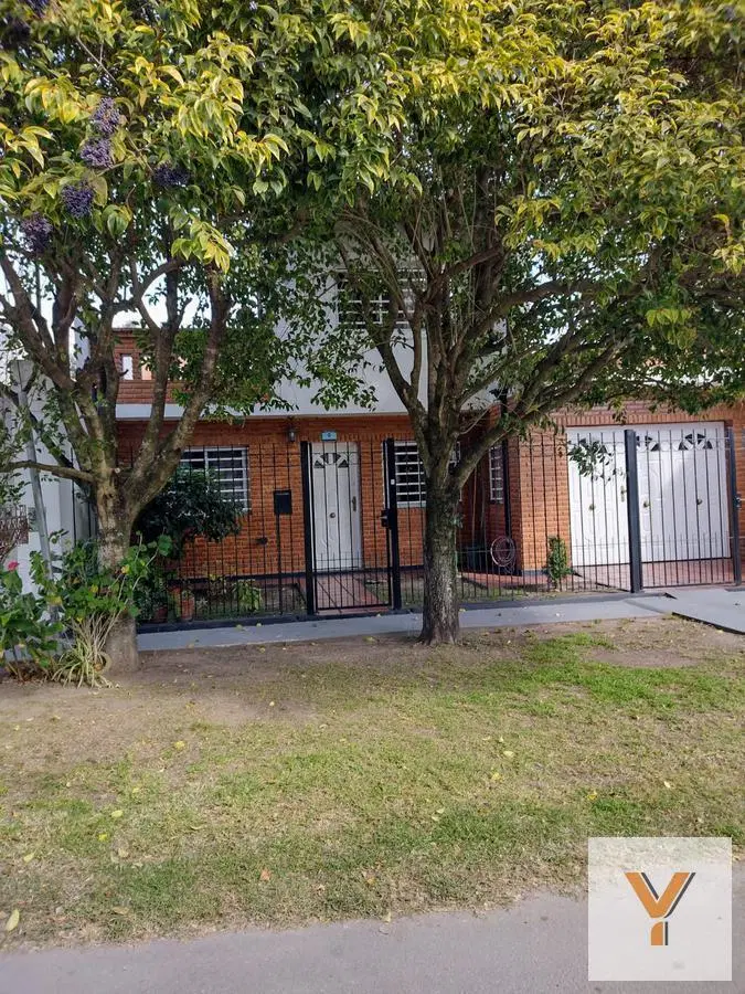 Casa en venta - 3 dormitorios 2 baños - 143mts2  - Manuel B Gonnet 4