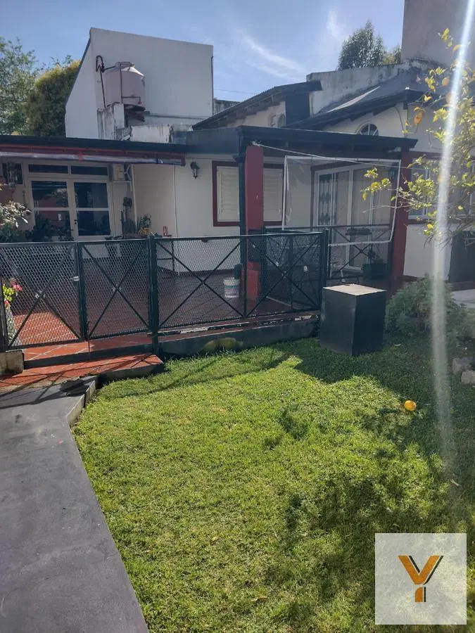 Casa en venta - 3 dormitorios 2 baños - 143mts2  - Manuel B Gonnet 1