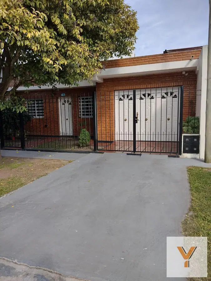Casa en venta - 3 dormitorios 2 baños - 143mts2  - Manuel B Gonnet 2