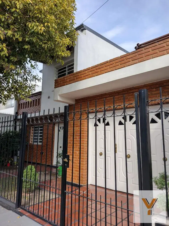 Casa en venta - 3 dormitorios 2 baños - 143mts2  - Manuel B Gonnet 5