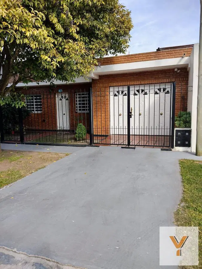 Casa en venta - 3 dormitorios 2 baños - 143mts2  - Manuel B Gonnet 3