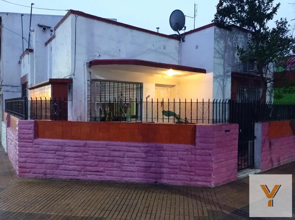 Casa en venta - 3 Dormitorios 1 Baño - 120Mts2 - Bernal Este 1