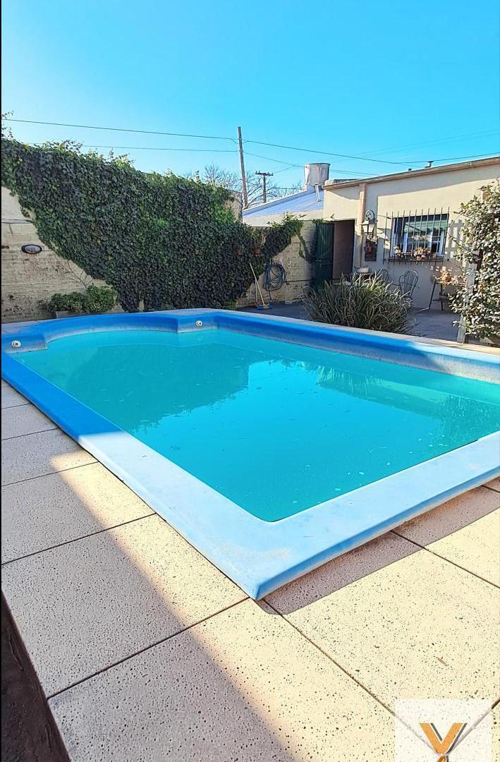 Foto de Casa en venta - 3 Dormitorios 1 Baño 1 Cochera - 275mts2 - Luján, imagen 2