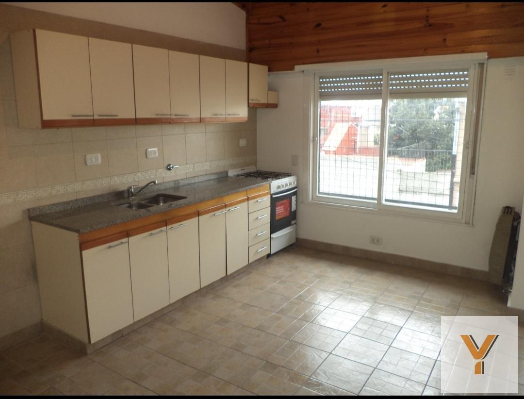 Foto de PH en venta - 2 Dormitorios 1 Baño - 75Mts2 - Crucesita, Avellaneda, imagen 5