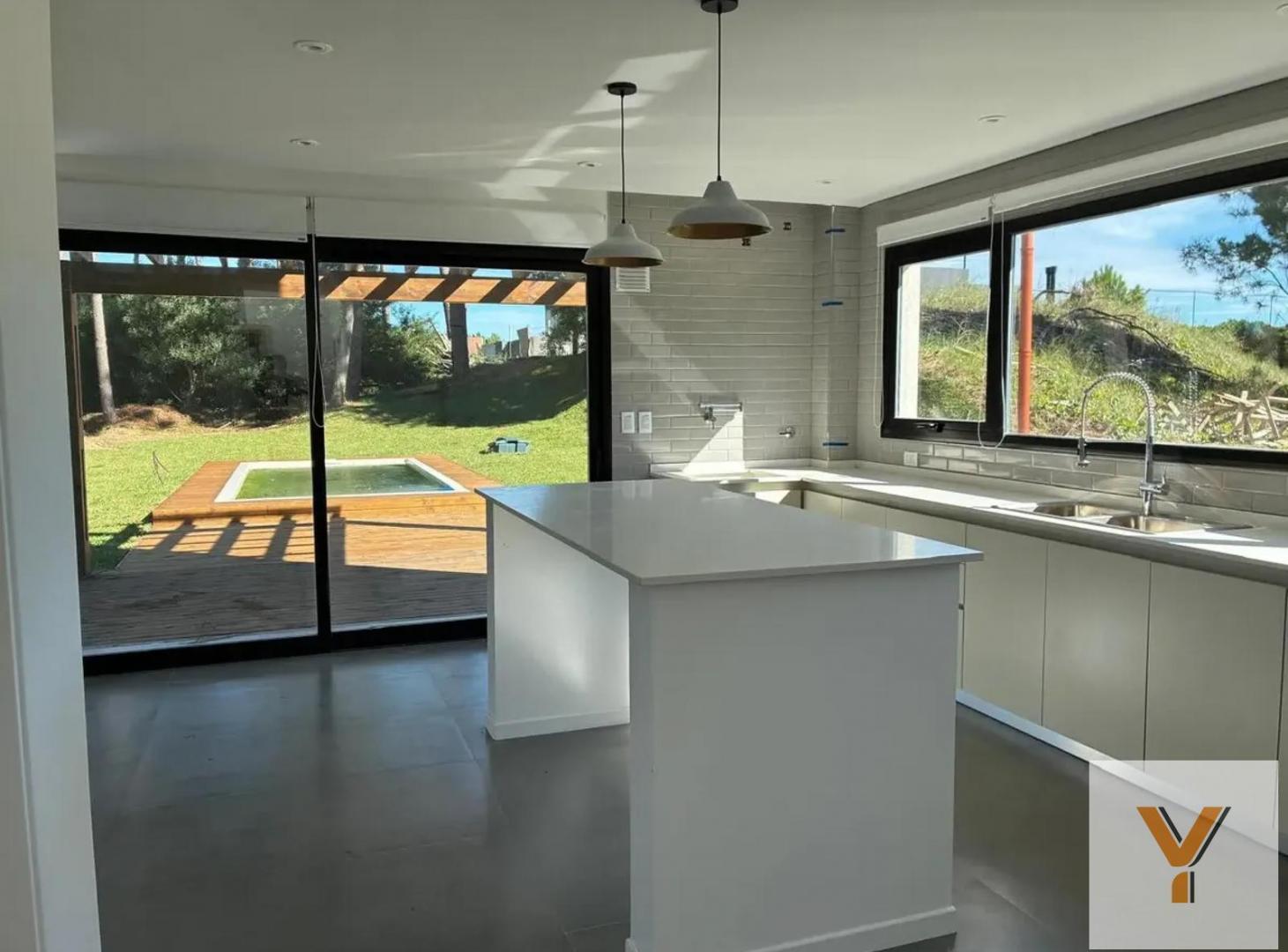 Foto de Casa en Venta - 4 Dormitorios 3 Baños - 820mts - Pinamar, imagen 2