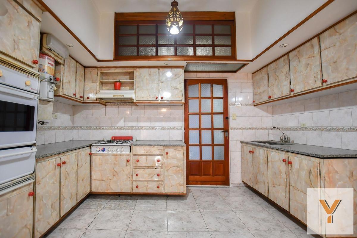 Foto de Casa en venta - 3 Dormitorios 2 Baños - Cocheras - 200Mts2 - Los Hornos, imagen 5