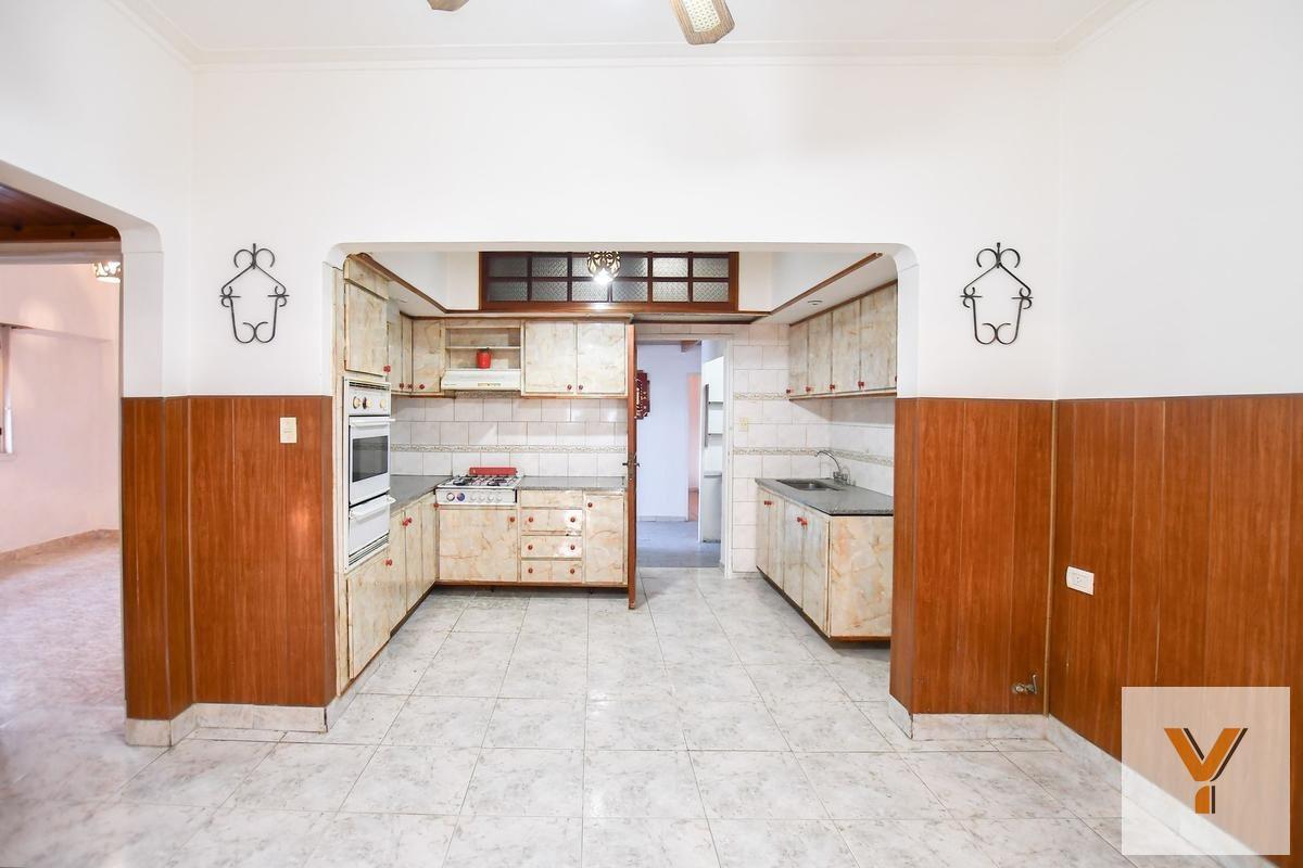 Foto de Casa en venta - 3 Dormitorios 2 Baños - Cocheras - 200Mts2 - Los Hornos, imagen 1