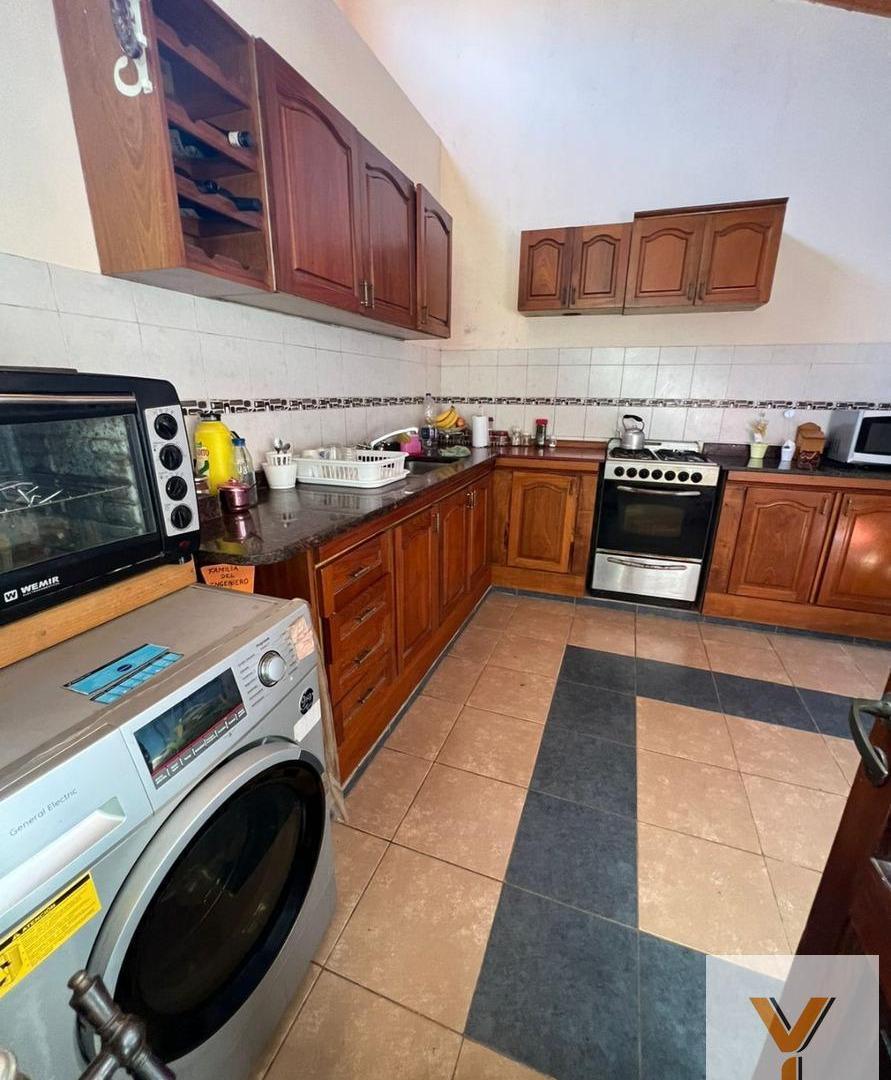 Foto de Casa en venta - 2 Dormitorios 1 Baño - Cochera - 300Mts2 - Agua de Oro, imagen 3